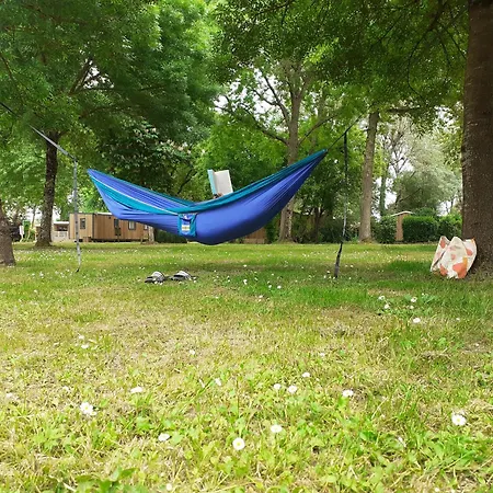 Du Chene مكان تخييم Saint-Julien-de-Concelles