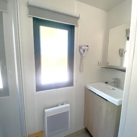 Du Chene مكان تخييم Saint-Julien-de-Concelles